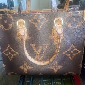 Monogram On The Go Medium Tote Bags